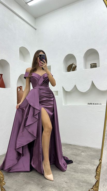 فستان سهرة أرجواني اللون مكشكش بحزام