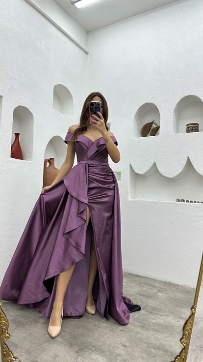 فستان سهرة أرجواني اللون مكشكش بحزام