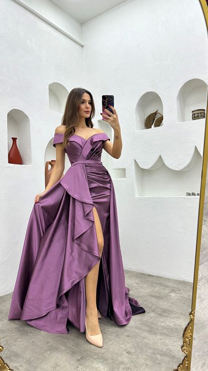 فستان سهرة أرجواني اللون مكشكش بحزام