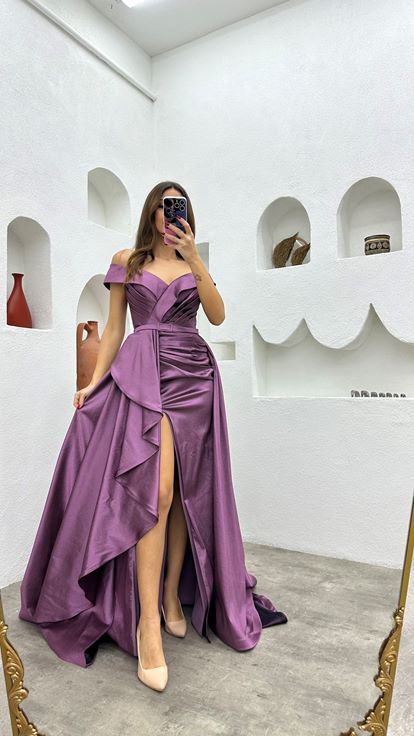 فستان سهرة أرجواني اللون مكشكش بحزام