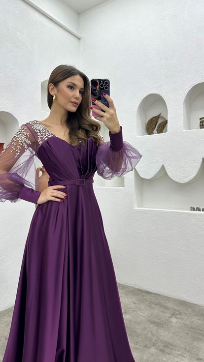 Vestido de noche de satén morado con cinturón y drapeado bordado
