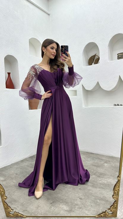 Vestido de noche de satén morado con cinturón y drapeado bordado