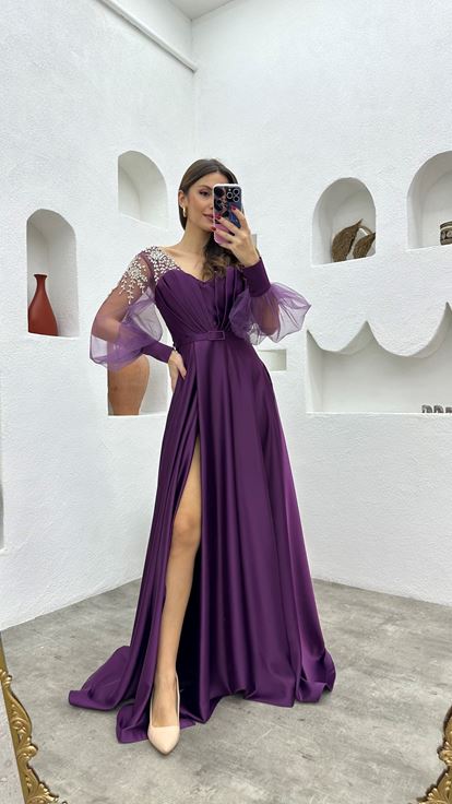 Vestido de noche de satén morado con cinturón y drapeado bordado
