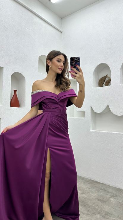 Abendkleid aus drapiertem Satin mit bestickter Brust und Pflaume