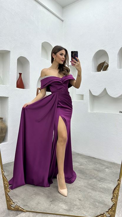 Abendkleid aus drapiertem Satin mit bestickter Brust und Pflaume