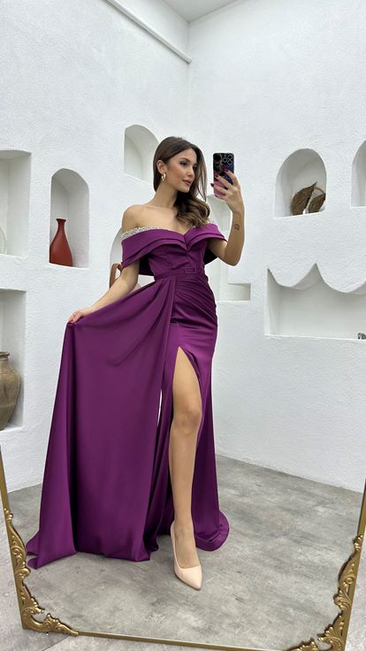 Abendkleid aus drapiertem Satin mit bestickter Brust und Pflaume