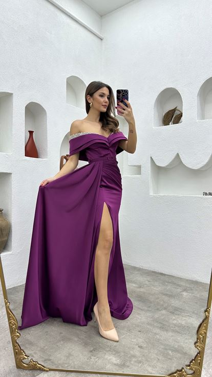 Abendkleid aus drapiertem Satin mit bestickter Brust und Pflaume