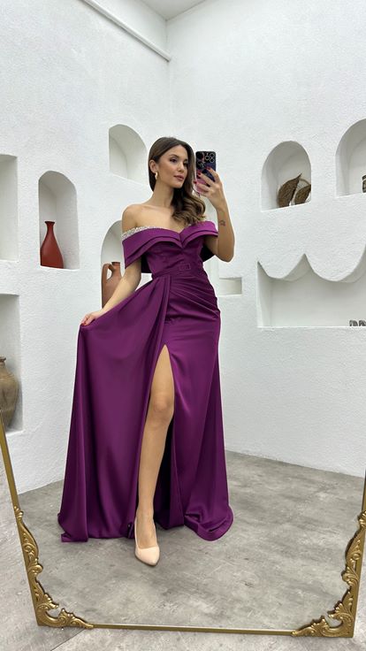 Abendkleid aus drapiertem Satin mit bestickter Brust und Pflaume