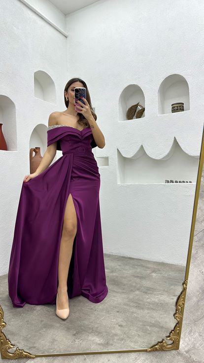 Abendkleid aus drapiertem Satin mit bestickter Brust und Pflaume