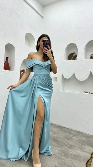 Vestido de noche de satén drapeado con bordado en el pecho verde menta