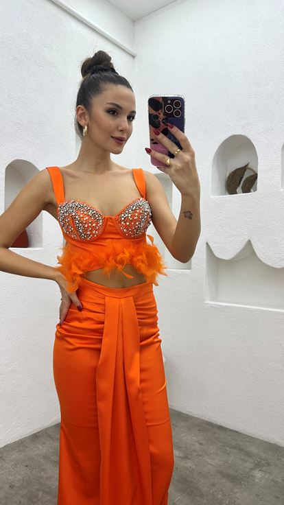 Turuncu Tüylü İşlemeli Saten Abiye Elbise