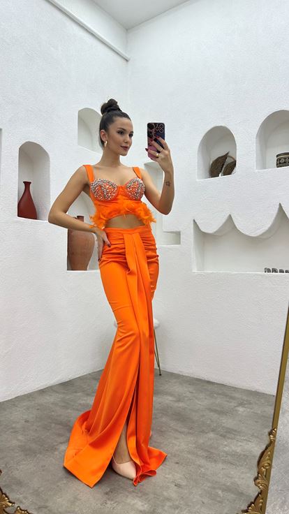 Turuncu Tüylü İşlemeli Saten Abiye Elbise