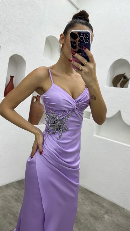 فستان سهرة من الساتان بلون أرجواني فاتح بأشرطة وبروش