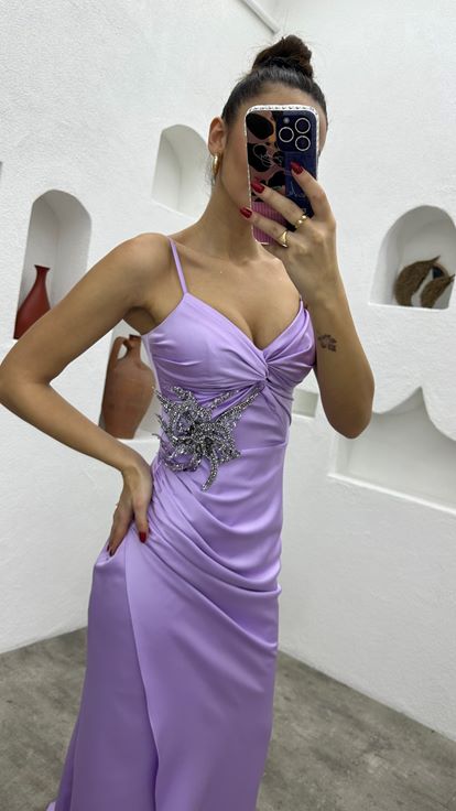 فستان سهرة من الساتان بلون أرجواني فاتح بأشرطة وبروش