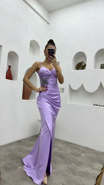 فستان سهرة من الساتان بلون أرجواني فاتح بأشرطة وبروش