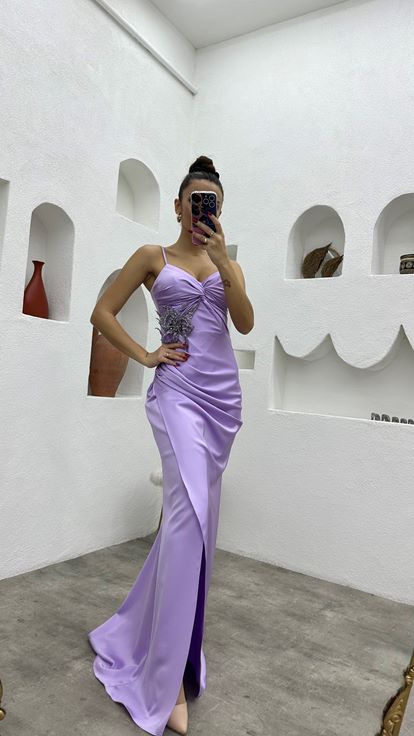 فستان سهرة من الساتان بلون أرجواني فاتح بأشرطة وبروش