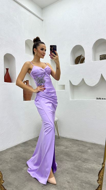 فستان سهرة من الساتان بلون أرجواني فاتح بأشرطة وبروش