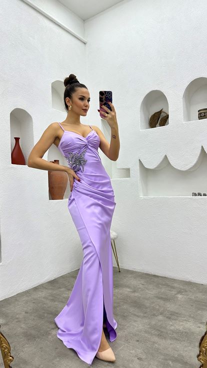 فستان سهرة من الساتان بلون أرجواني فاتح بأشرطة وبروش