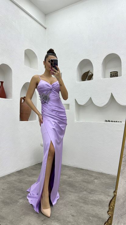 فستان سهرة من الساتان بلون أرجواني فاتح بأشرطة وبروش