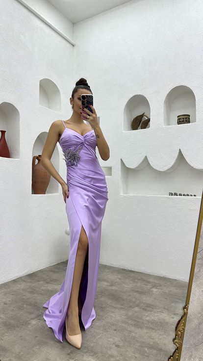 فستان سهرة من الساتان بلون أرجواني فاتح بأشرطة وبروش