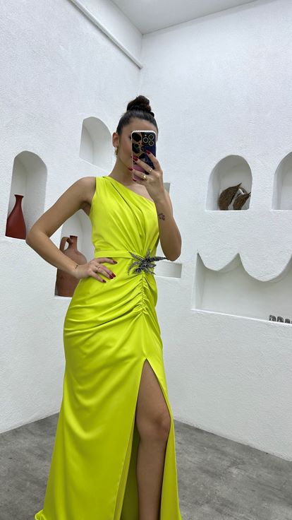 فستان سهرة أصفر من الساتان بكتف واحد مع بروش