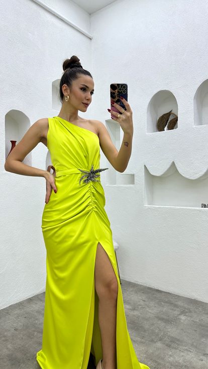 فستان سهرة أصفر من الساتان بكتف واحد مع بروش