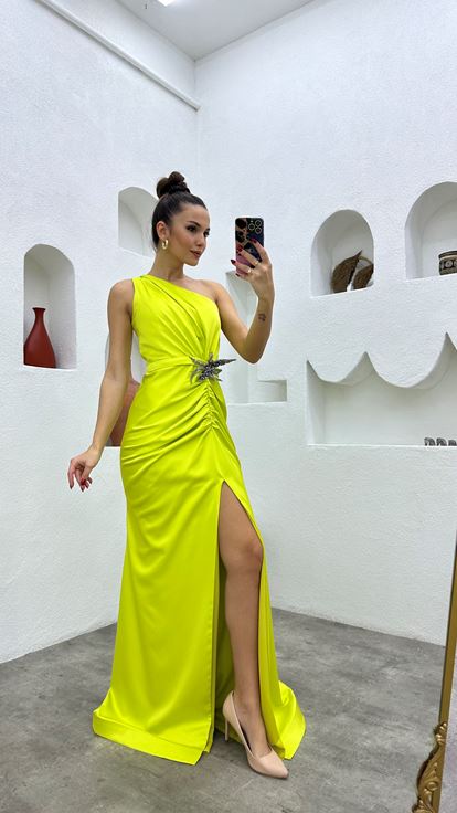 فستان سهرة أصفر من الساتان بكتف واحد مع بروش