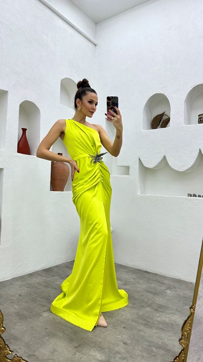 فستان سهرة أصفر من الساتان بكتف واحد مع بروش