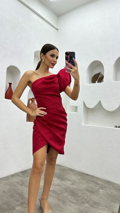 فستان سهرة بكتف واحد تفاصيل فولان بكم أحمر