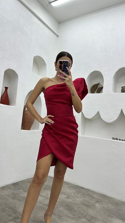 فستان سهرة بكتف واحد تفاصيل فولان بكم أحمر