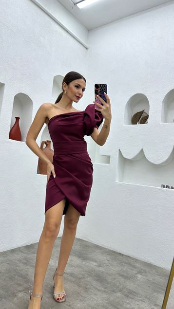 Burgunderfarbenes, schulterfreies Abendkleid mit Rüschen und Volants