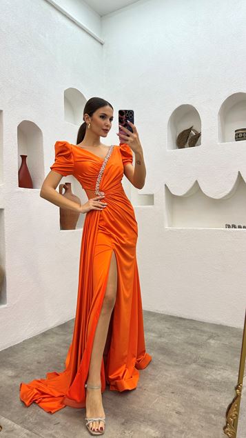 Abendkleid mit orangefarbenem Kragen und gesteinigter Taille
