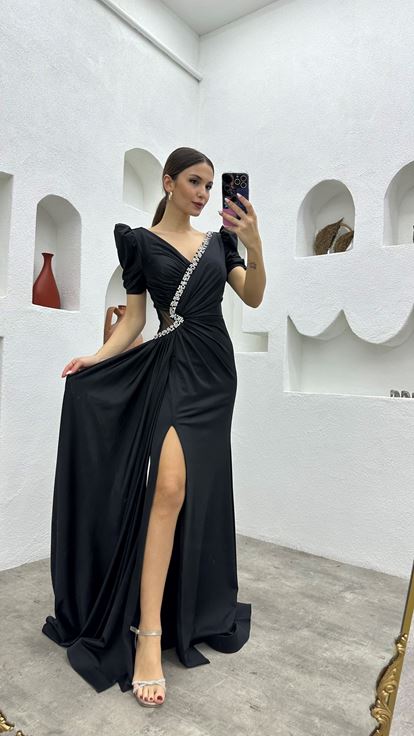 فستان سهرة أسود مزين بياقة وتفاصيل عند الخصر