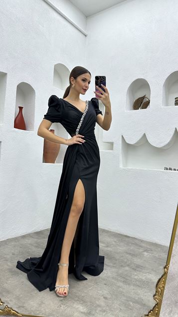 Schwarzes Abendkleid mit gesteinigter Taille und Ausschnitt