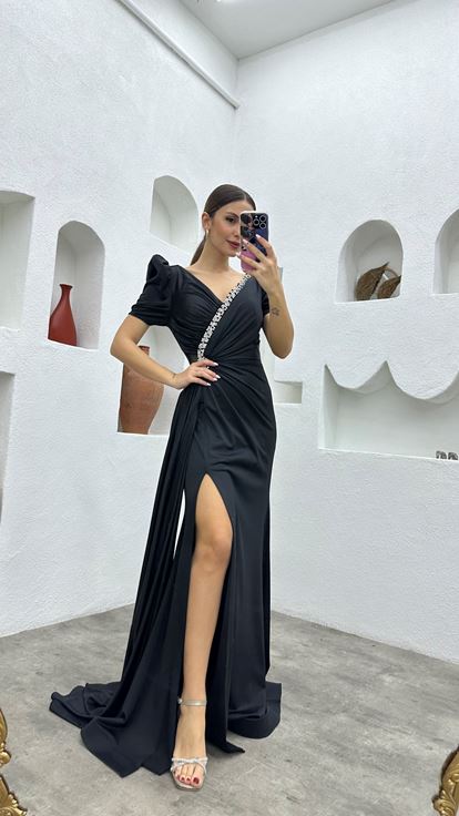 فستان سهرة أسود مزين بياقة وتفاصيل عند الخصر