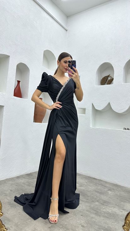 فستان سهرة أسود مزين بياقة وتفاصيل عند الخصر