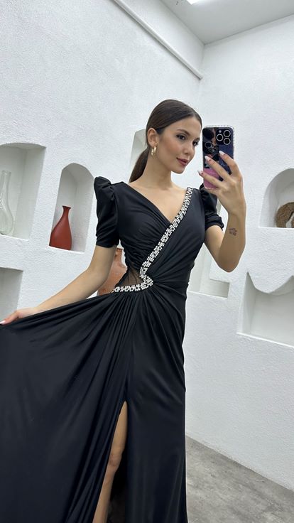 فستان سهرة أسود مزين بياقة وتفاصيل عند الخصر