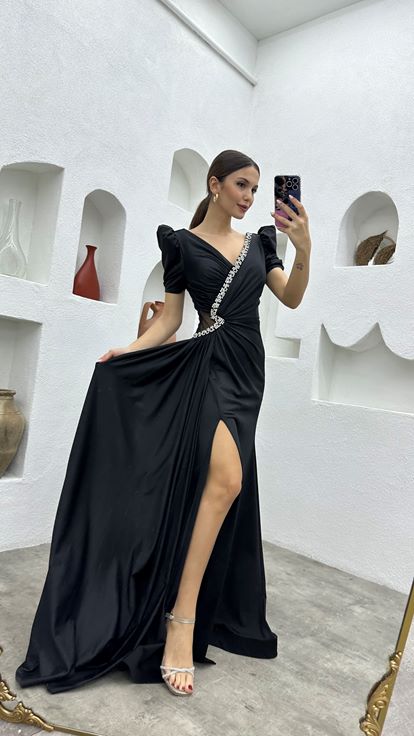 فستان سهرة أسود مزين بياقة وتفاصيل عند الخصر