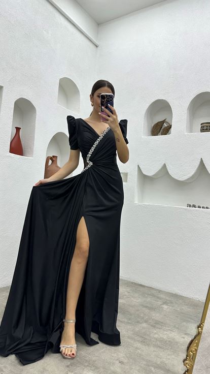 فستان سهرة أسود مزين بياقة وتفاصيل عند الخصر