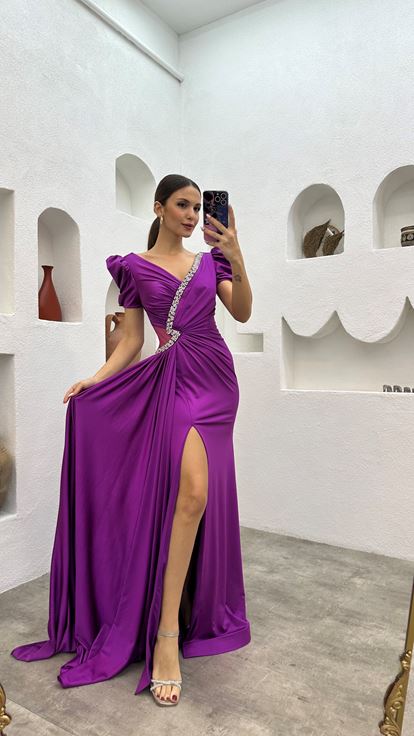 فستان سهرة بياقة فوشية وتفاصيل مزينة عند الخصر