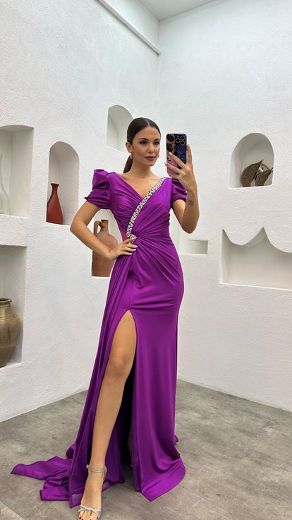 فستان سهرة بياقة فوشية وتفاصيل مزينة عند الخصر