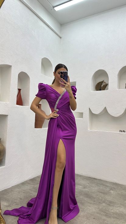 فستان سهرة بياقة فوشية وتفاصيل مزينة عند الخصر