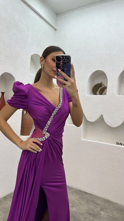 فستان سهرة بياقة فوشية وتفاصيل مزينة عند الخصر