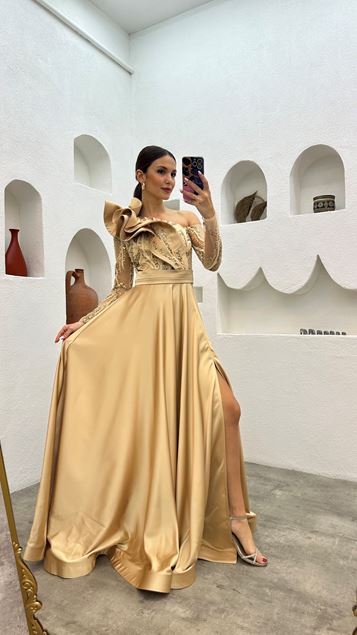 Vestido de noche bordado con volante de una sola manga beige