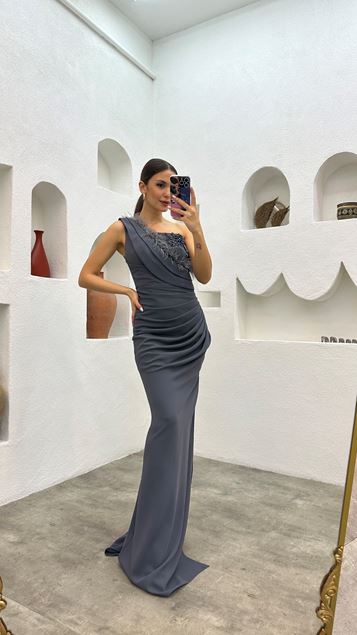 Vestido de noche gris con cordón con detalle de plumas de un hombro