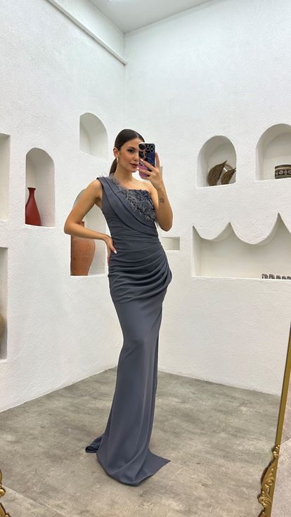 Gri Tek Omuz Tüy Detay Büzgülü Abiye Elbise