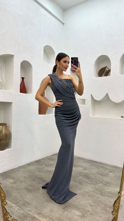 Gri Tek Omuz Tüy Detay Büzgülü Abiye Elbise