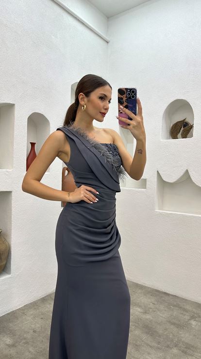 Gri Tek Omuz Tüy Detay Büzgülü Abiye Elbise