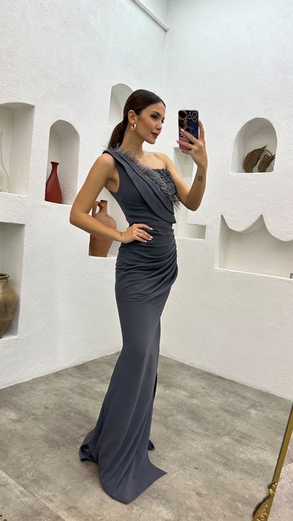 Gri Tek Omuz Tüy Detay Büzgülü Abiye Elbise