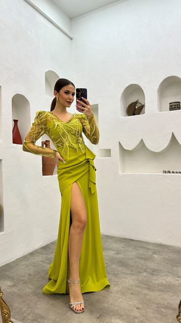 Vestido de noche con volantes con detalle de lentejuelas amarillas